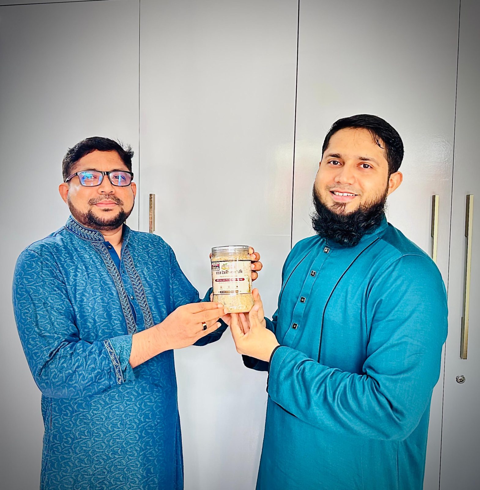 লা লা দিয়ার হাতে তৈরী লাল চিনির জার হাতে দুইজন